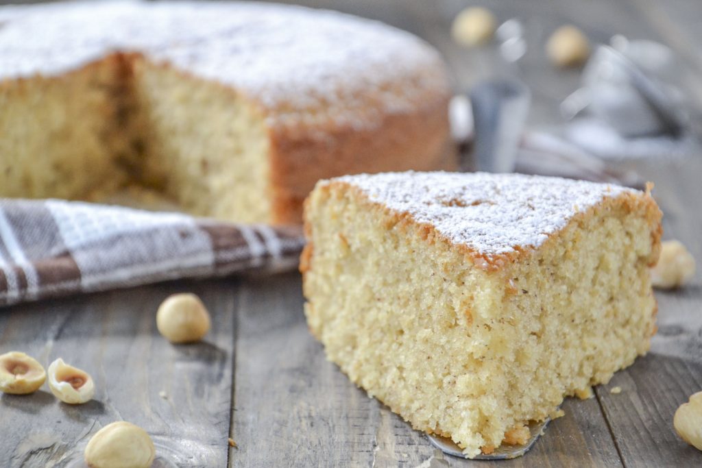 fetta di torta alle nocciole con zucchero a velo