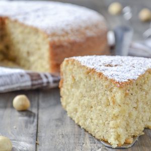 fetta di torta alle nocciole con zucchero a velo