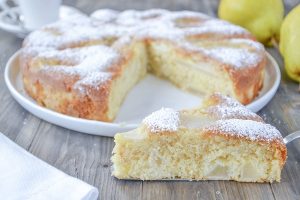 fetta di torta di pere soffice con zucchero a velo