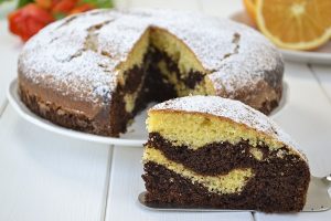 fetta di torta variegata all'arancia e cioccolato
