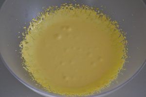 tuorli e zucchero per tronchetto di natale