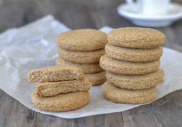 biscotti con farina integrale di farro sfornati