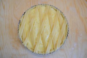 crostata con crema all'arancia decorata con strisce