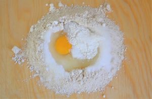 impasto dei biscotti con farina integrale di farro