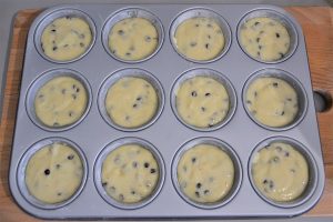 impasto dei muffin con gocce di cioccolato