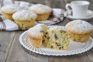 muffin con gocce di cioccolato soffici con zucchero a velo
