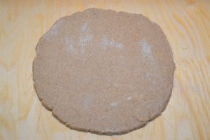 preparazione della crostata con farina integrale