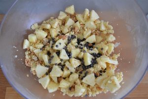 Preparazione della sbriciolata alle mele con gocce di cioccolato