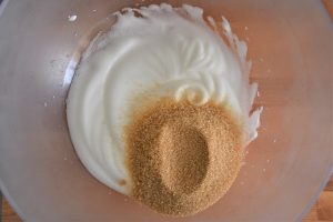 preparazione della torta di mele con farina integrale