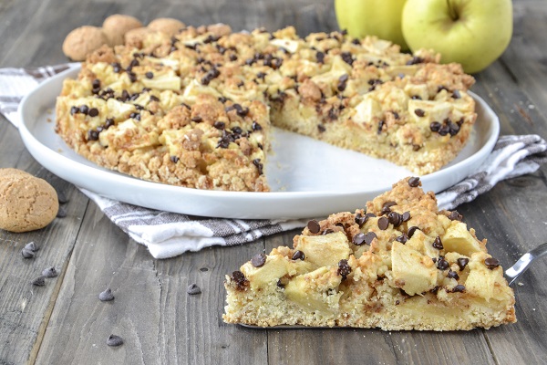 fetta di sbriciolata alle mele con gocce di cioccolato