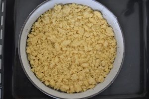 sbriciolata alle mele con gocce di cioccolato da infornare