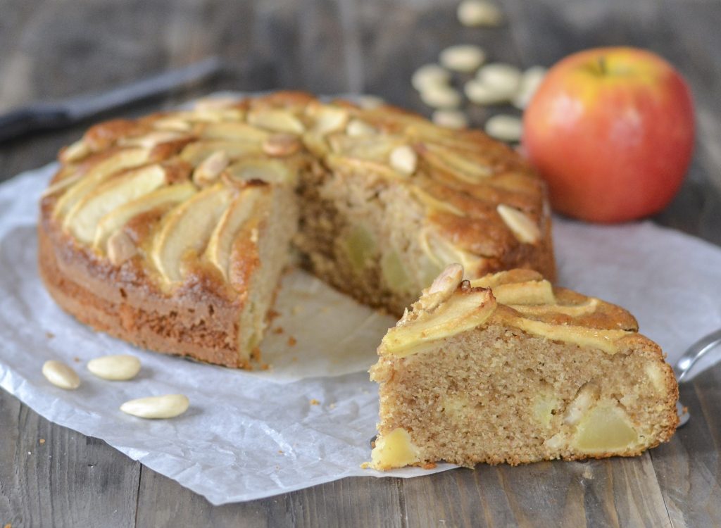 fetta di torta di mele con farina integrale servita