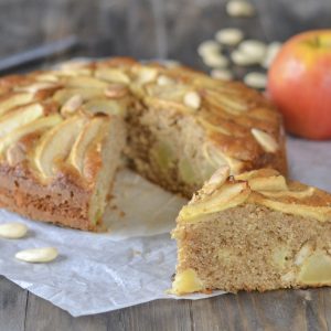 fetta di torta di mele con farina integrale servita