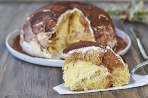 fetta di zuccotto di pandoro con cacao