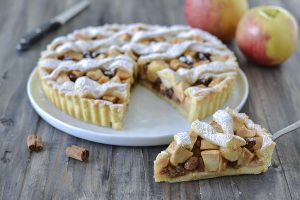 fetta di crostata di mele con zucchero