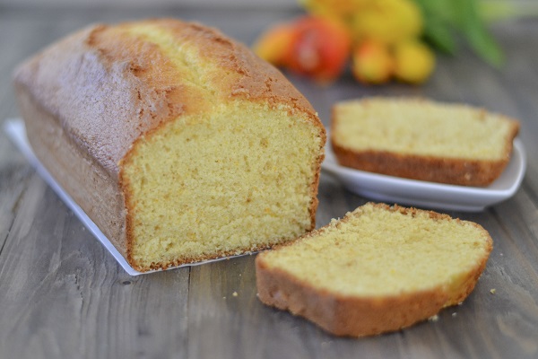 plumcake all'arancia soffice servito