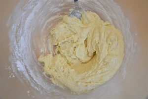 preparazione della torta di kiwi