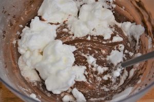 torta soffice al cioccolato con albumi