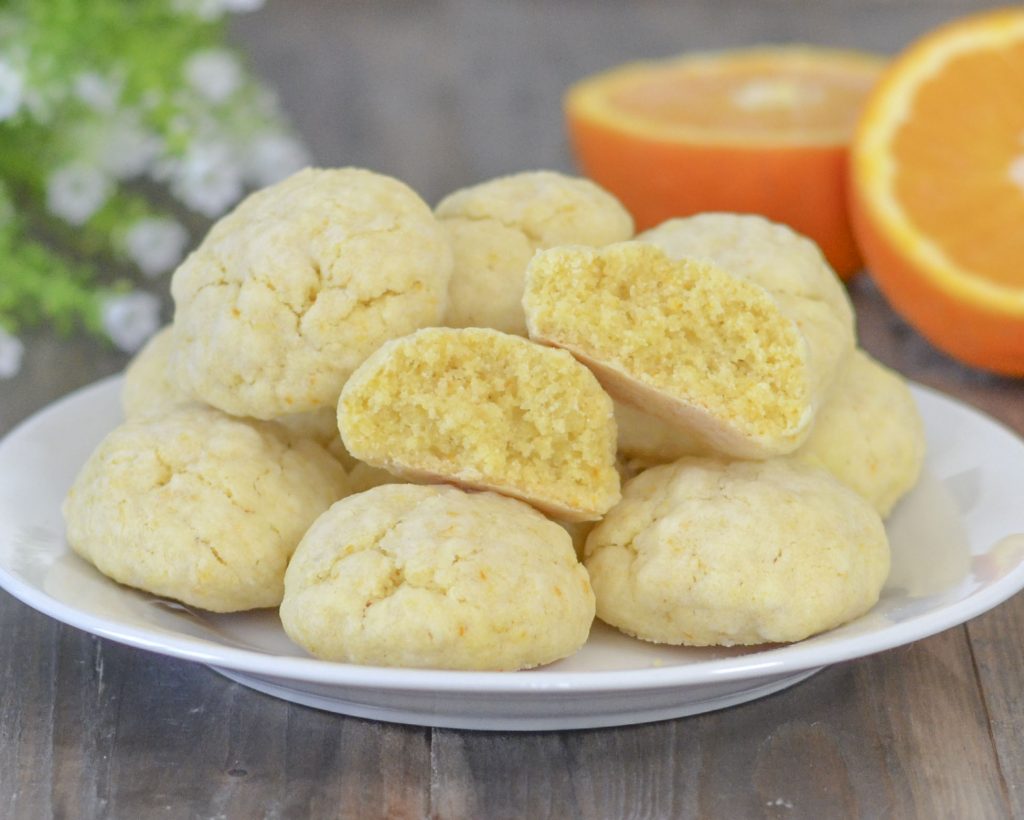 biscotti morbidi all'arancia con zucchero a velo