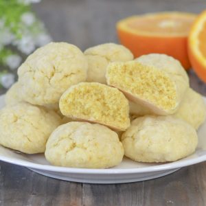 biscotti morbidi all'arancia con zucchero a velo