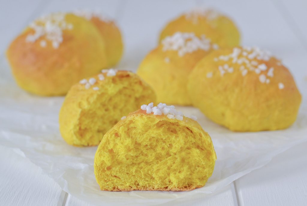 brioche alla curcuma con granella di zucchero