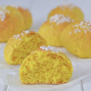 brioche alla curcuma con granella di zucchero