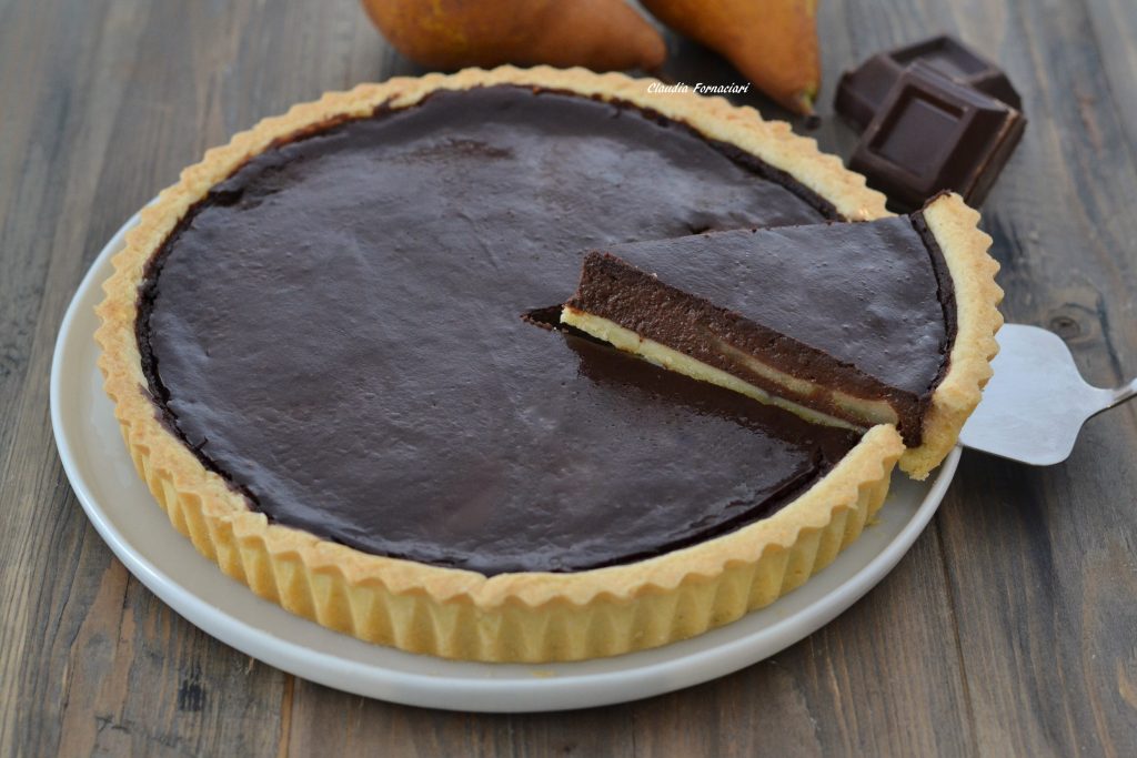 fetta di crostata pere e cioccolato fondente
