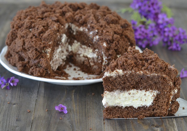 fetta di torta mimosa al cioccolato con panna servita