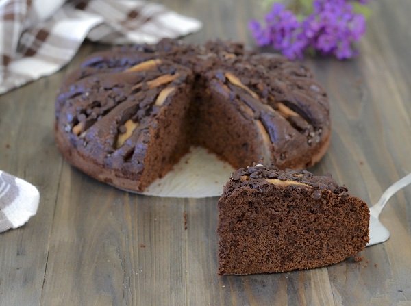 fetta di torta pere e cioccolato sfornata