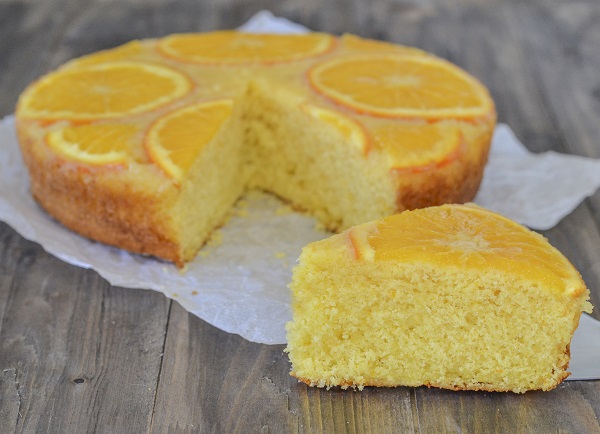 fetta di torta rovesciata all'arancia