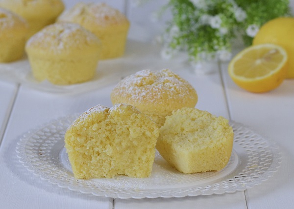 muffin al limone con zucchero a velo