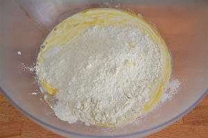 preparazione dei muffin con uvetta