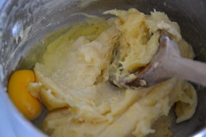 preparazione delle sfince di san giuseppe con uova