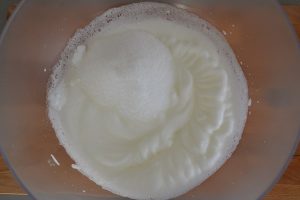 preparazione della torta di albumi