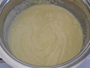 preparazione della torta al cioccolato bianco