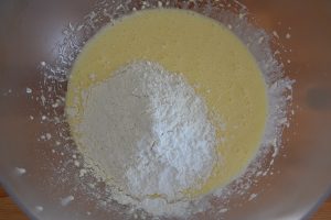 preparazione della torta rovesciata all'arancia