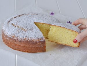 torta al cioccolato bianco sfornata
