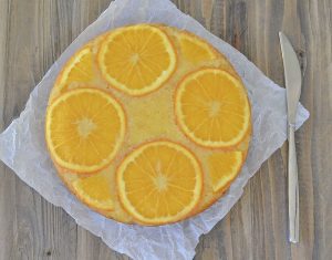 torta rovesciata all'arancia servita