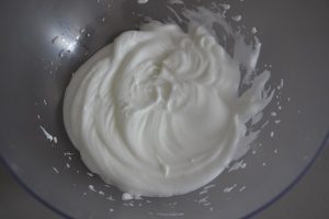 albumi montati a neve per la ricetta della torta morbida alle fragole