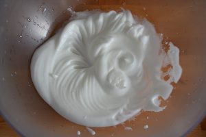 albumi montati per torta con farina integrale e cioccolato