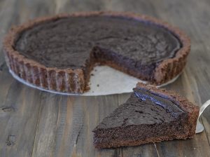 crostata al cioccolato fondente sfornata
