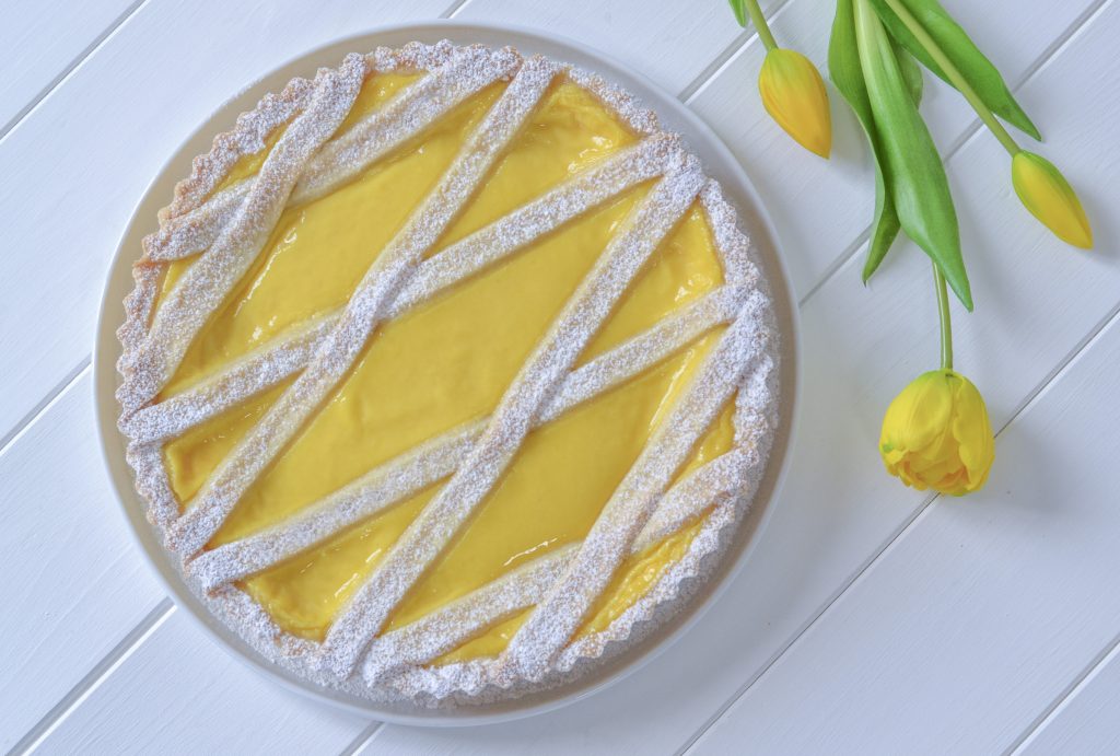 crostata al limone sfornata con zucchero a velo