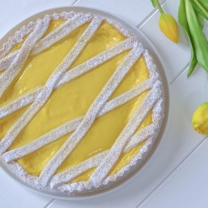 crostata al limone sfornata con zucchero a velo