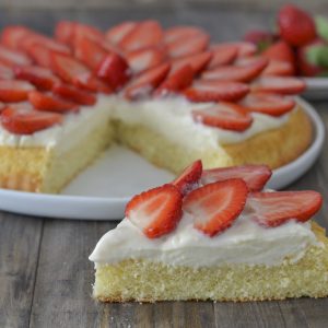 crostata morbida alle fragole servita