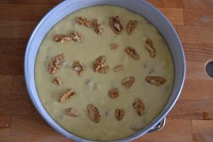 decorazione con noci per la ricetta della torta pere e noci