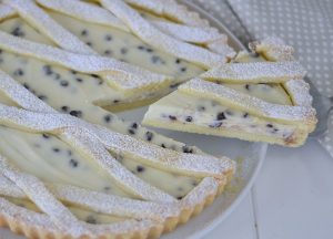 fetta di crostata ricotta e cioccolato sfornata