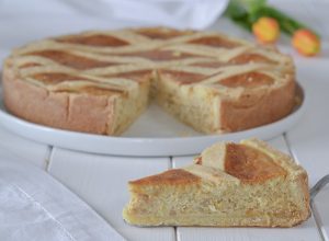 fetta di pastiera napoletana di grano e ricotta