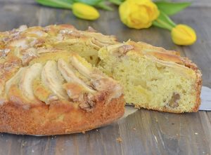 fetta di torta mele e noci