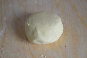 pasta frolla per la ricetta della crostata ricotta e cioccolato