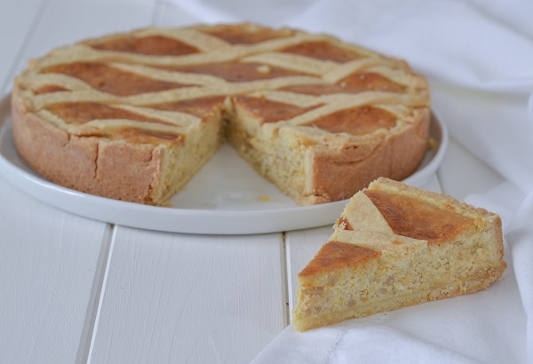 pastiera napoletana sfornata servita